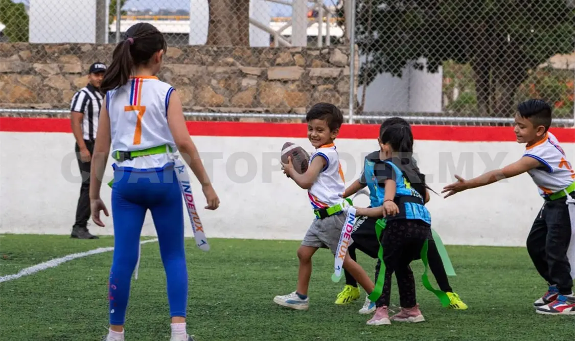 Niñas y niños de la Escuela Municipal de Tocho Bandera durante la jornada deportiva en el parque del Oriente. Cortesía