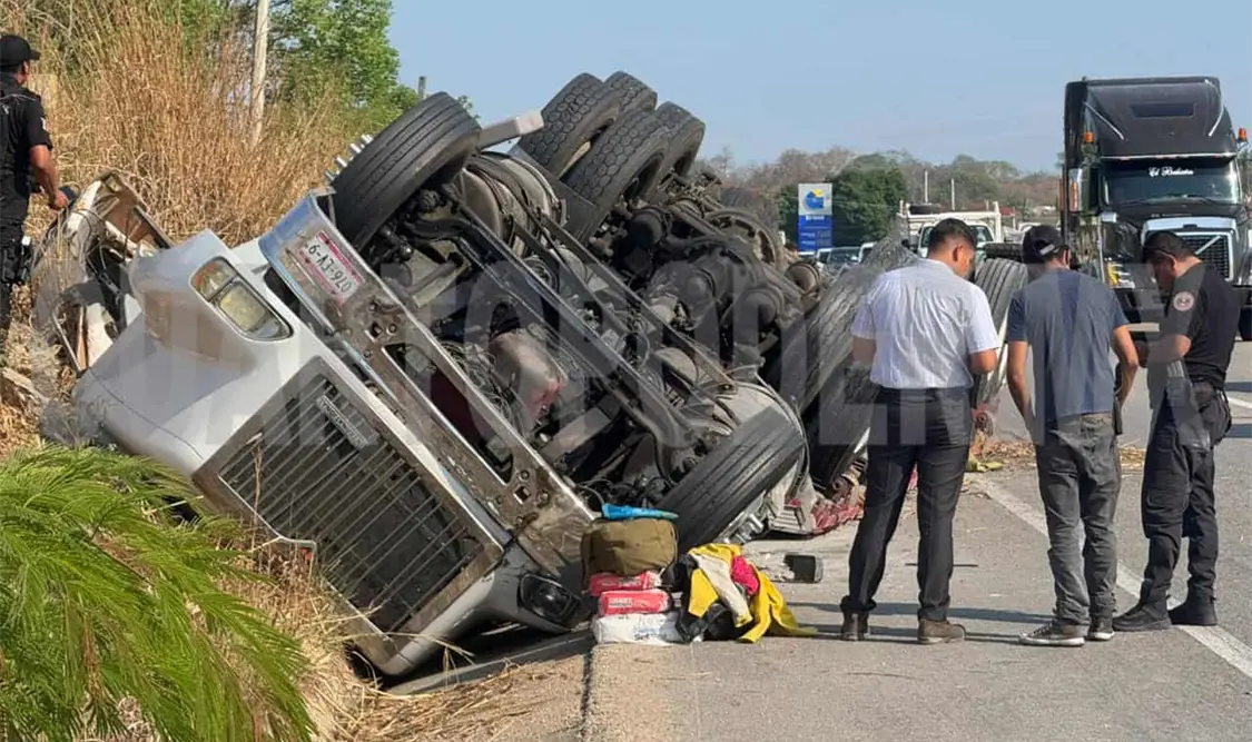 Vuelca tráiler en la vía a Ocozocoautla
