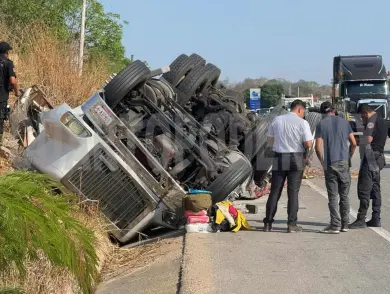 Vuelca tráiler en la vía a Ocozocoautla