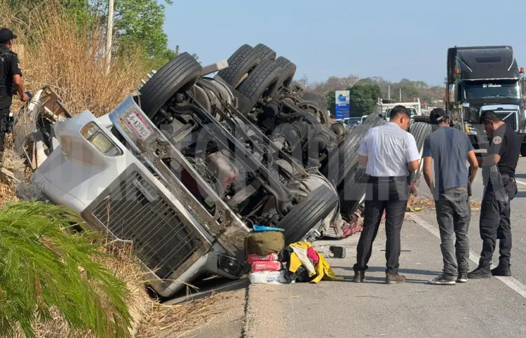 Vuelca tráiler en la vía a Ocozocoautla