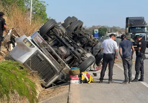 Vuelca tráiler en el tramo a Ocozocoautla