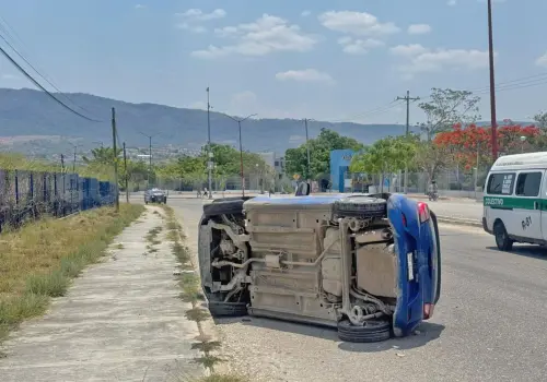 Acaba recostado sobre la carretera Emiliano Zapata