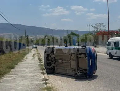 Acaba recostado sobre la carretera Emiliano Zapata