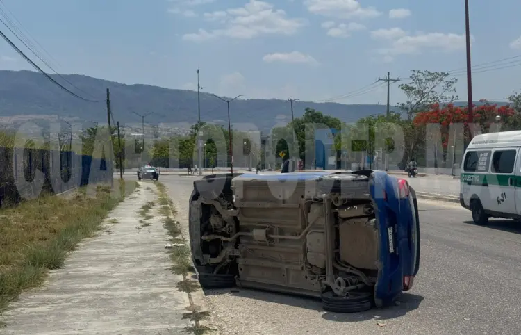 Acaba recostado sobre la carretera Emiliano Zapata