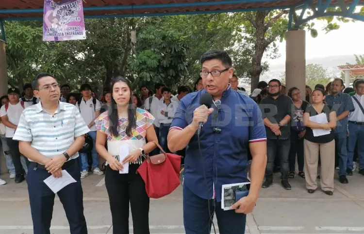 Maestros interinos se declaran en paro