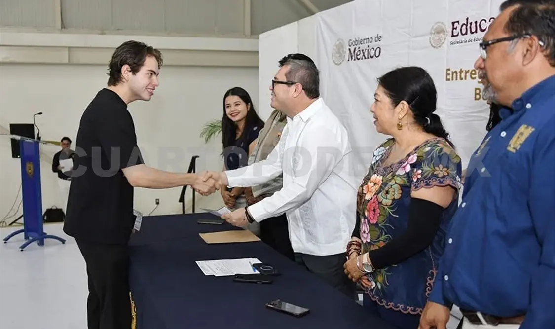 Realizan la entrega de las tarjetas a estudiantes de la Facultad de Arquitectura. CP