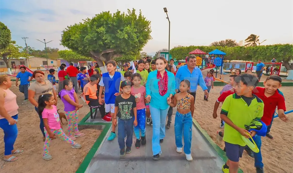 Recorre la alcaldesa el parque recién remodelado en compañía de ciudadanos. Cortesía