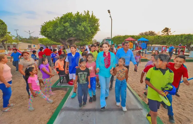 Valeria Rosales entrega parque remodelado en ejido