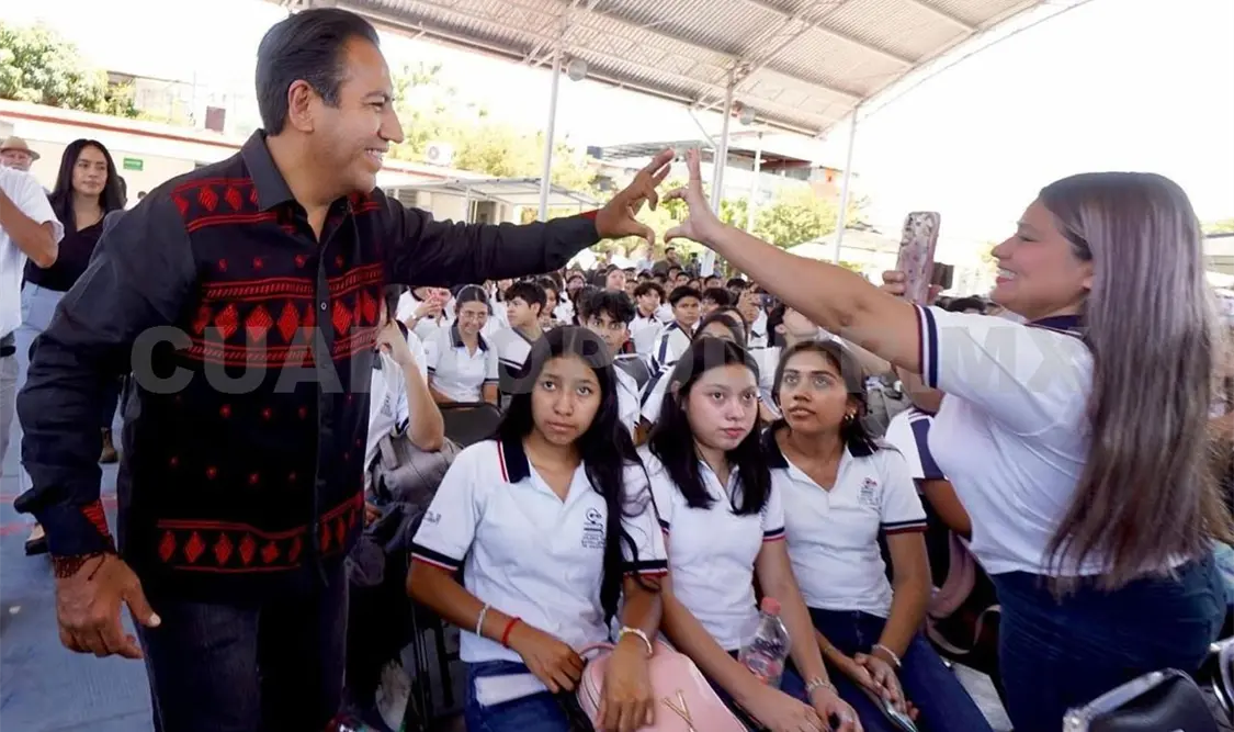 Enseñar a leer y escribir es uno de los actos más solidarios: gobernador. Cortesía