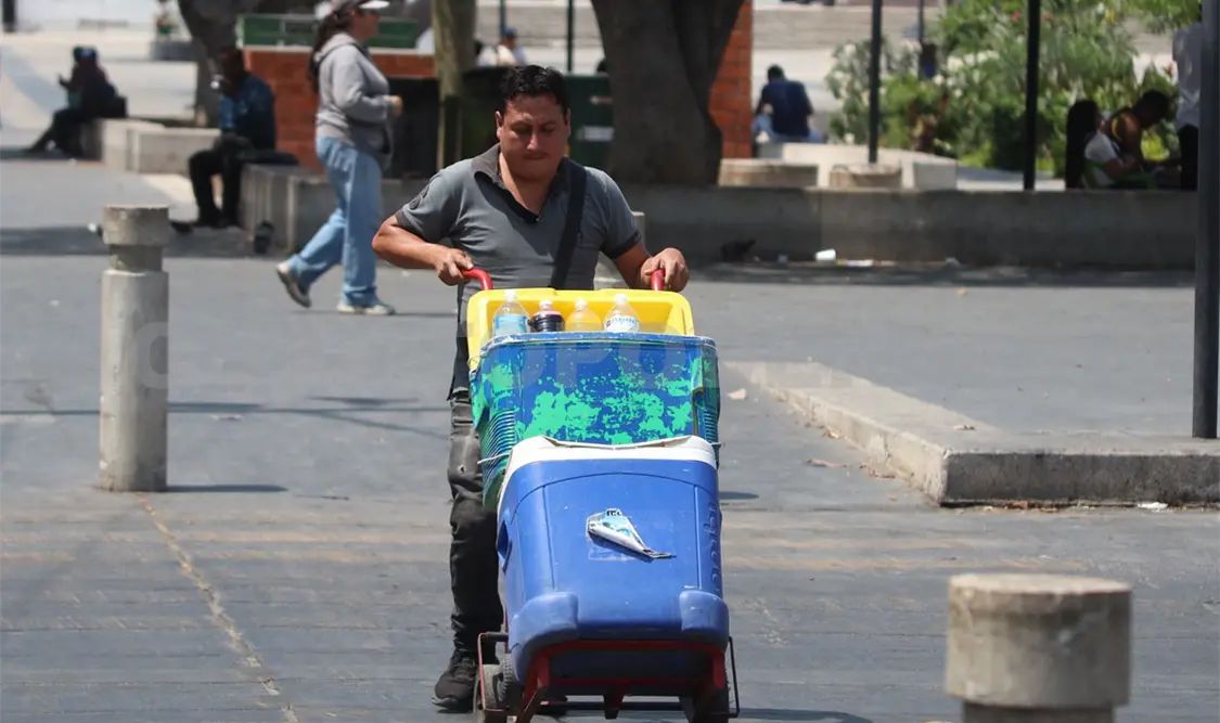 Una opción para mitigar el calor son las bebidas frías que los ambulantes venden. Carlos López / CP