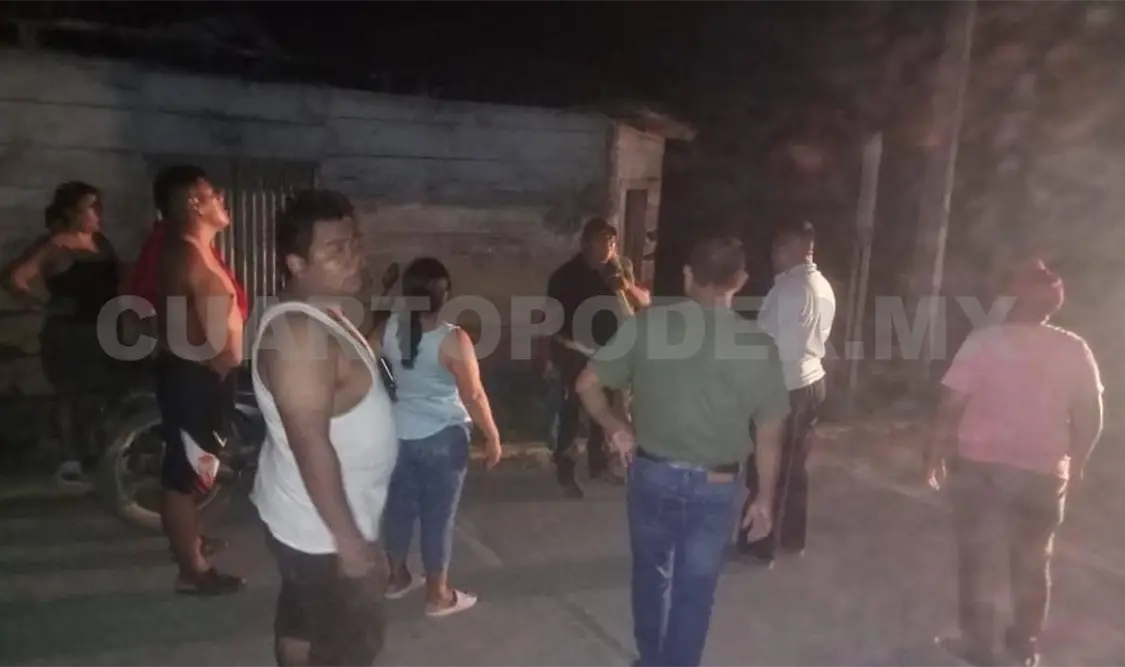 Los vecinos del lugar tratan de arreglar este problema no atendido. Manuel Martínez / CP