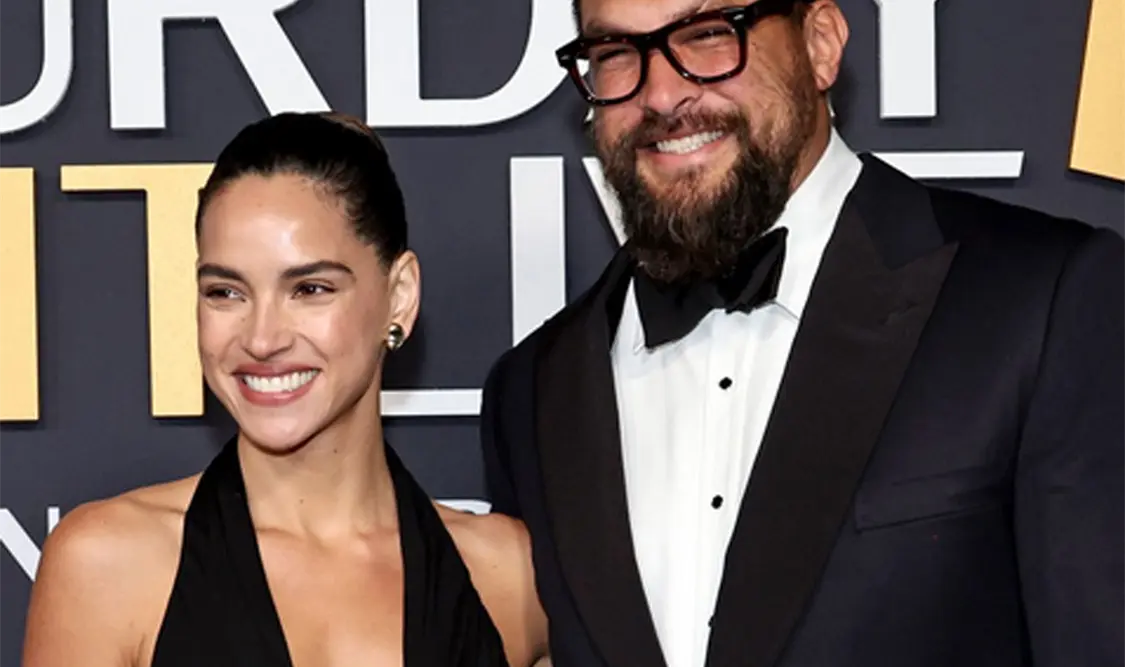 Momoa y Adria presumen su amor