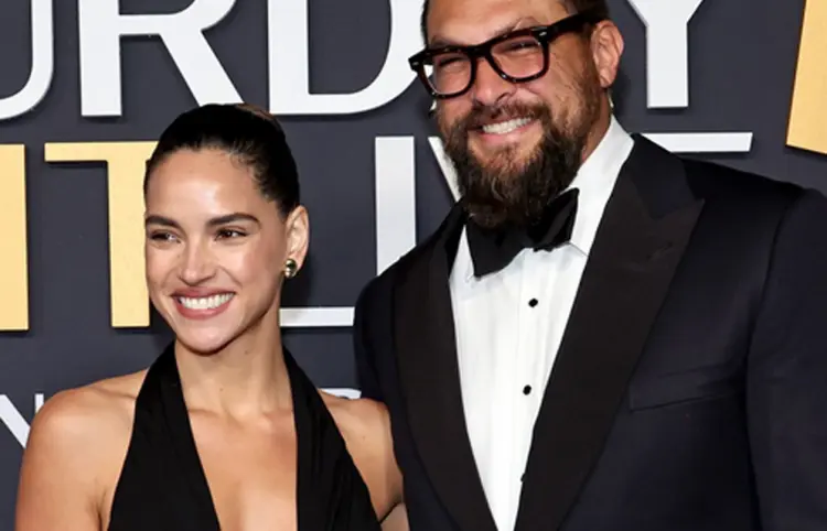 Momoa y Adria presumen su amor