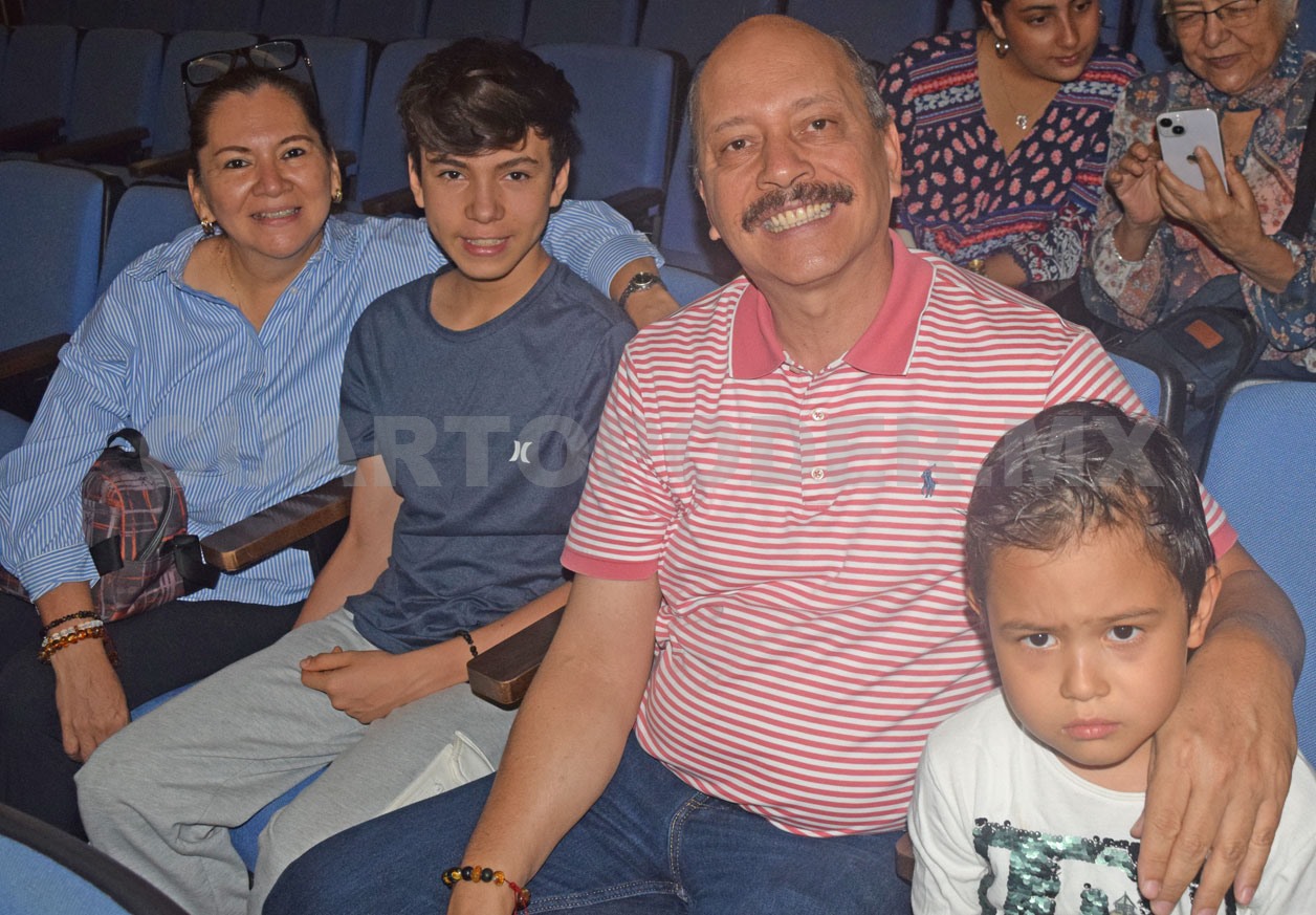 Disfrutaron una tarde de teatro