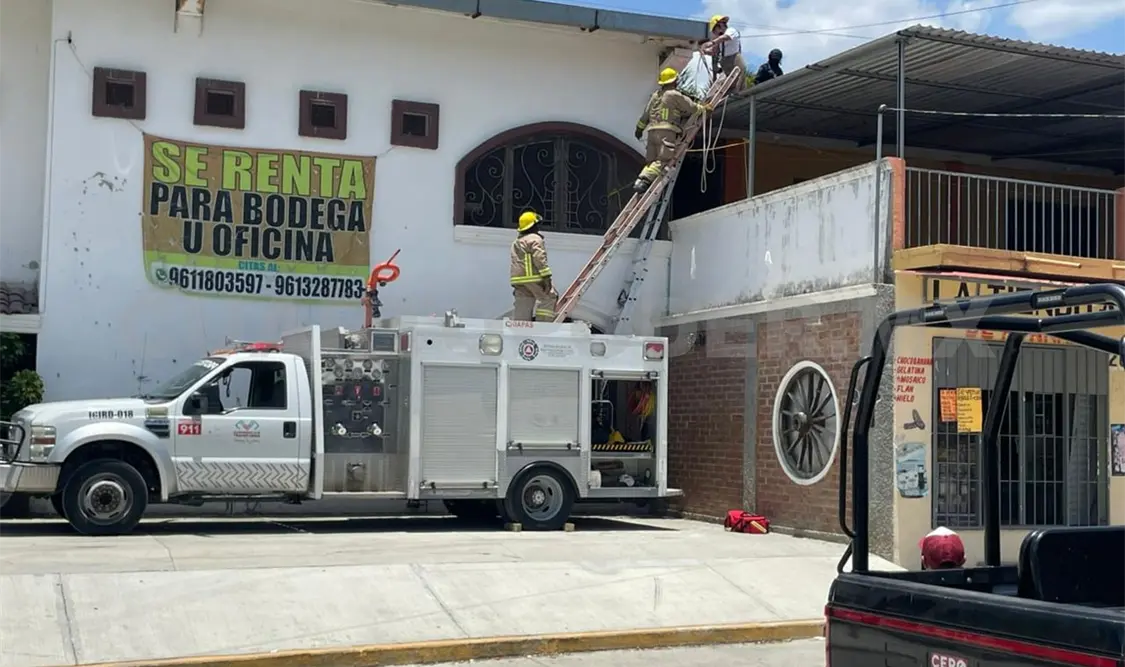 Colapsó una antena de telecomunicaciones y un trabajador se desplomó. Ulises Villalobos / CP