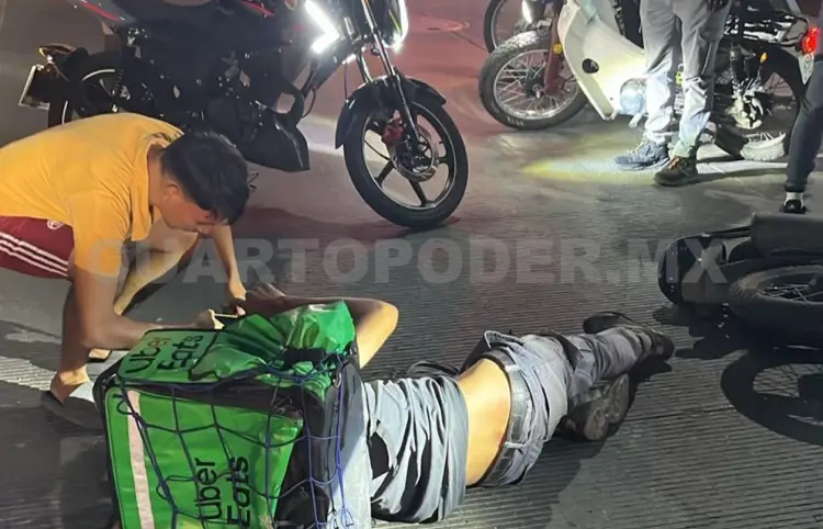 Derrapan motociclistas y resultan lesionados