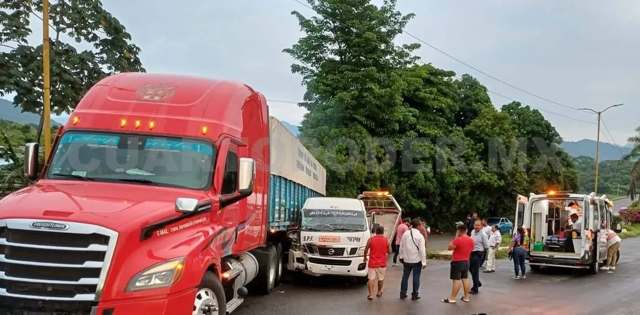 El tráiler intentó incorporarse a la carretera, pero cortó la circulación al colectivo. Víctor Sánchez / CP