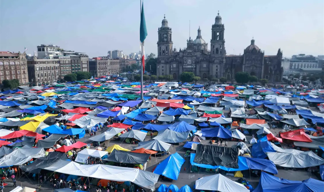 La CNTE mantienen un plantón indefinido en el Zócalo capitalino. El Universal