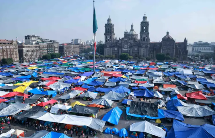 CNTE bloquean accesos al Palacio Nacional