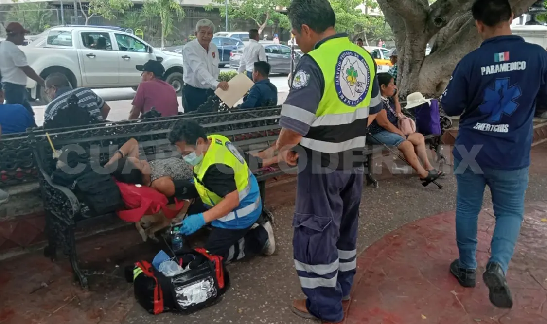 Socorristas voluntarios atendiendo a una persona que sufrió una descompensación. Cortesía