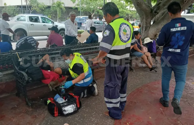 Socorren a mujer deshidratada en el centro
