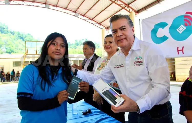 Entrega Paco Chacón apoyos de Conecta Chiapas