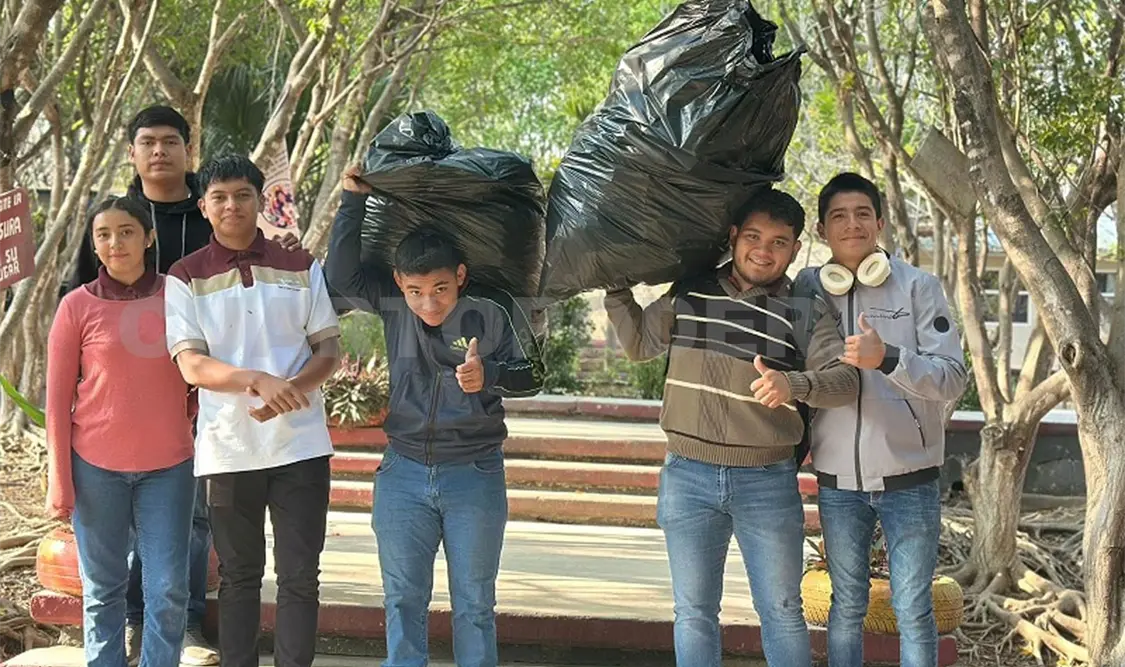 Más de 70 integrantes de la comunidad escolar participaron en la jornada de limpieza. Cortesía