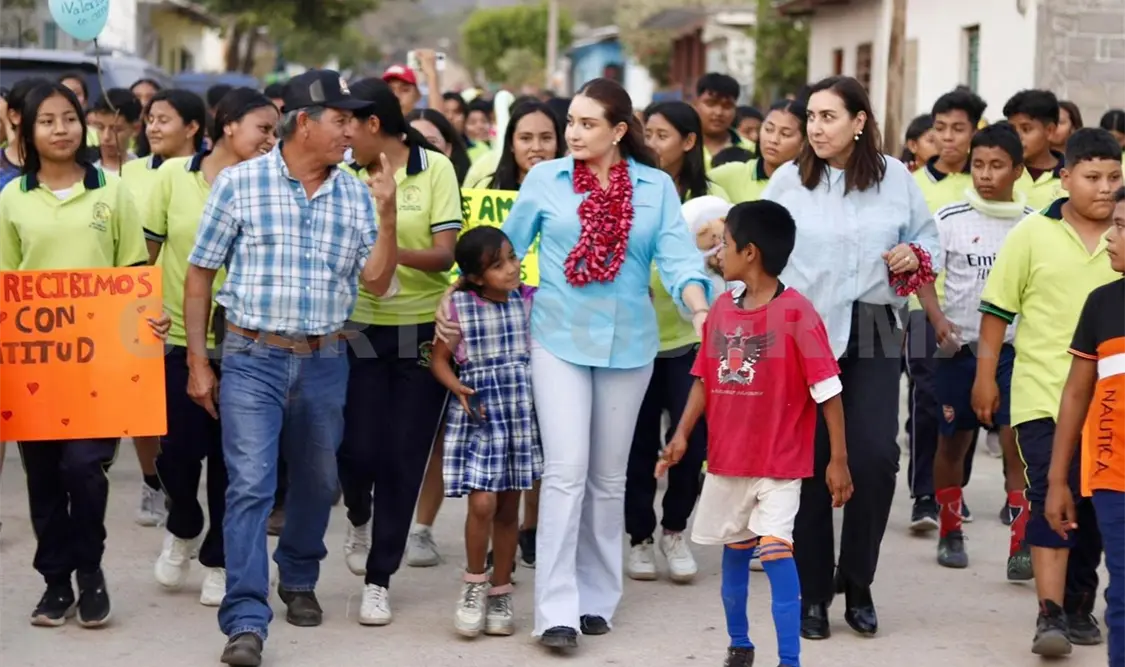 La presidenta municipal realizó el corte inaugural la calle. CP