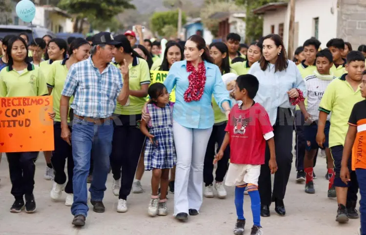 Valeria Rosales inaugura calle pavimentada