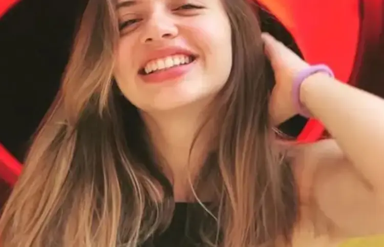 Daniela Parra aparece esposada