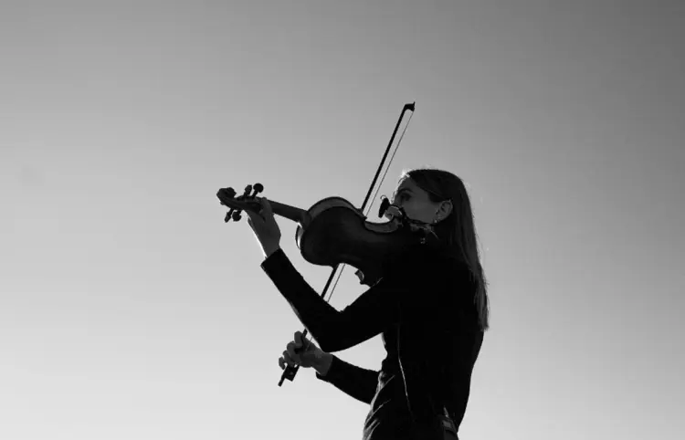 Sonó un violín en París