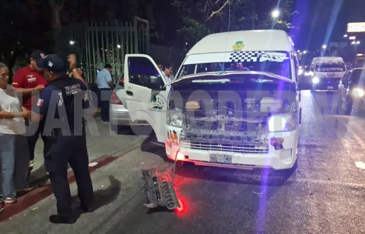 Se atraviesa sedán y colectivo lo impacta