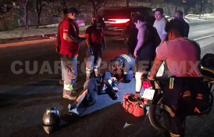 Motociclista derrapa en libramiento; queda grave