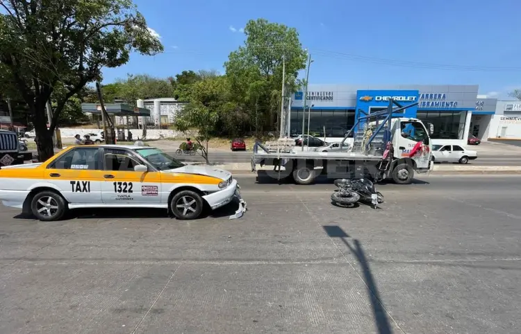 Embiste taxista a motociclista y lo hace “volar”