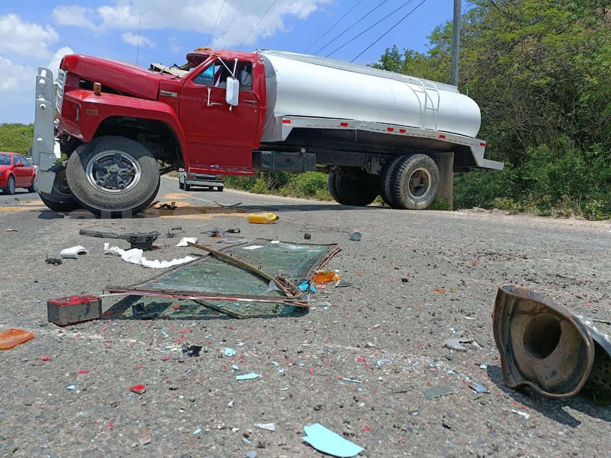 Aparatosa volcadura de pipa en carretera