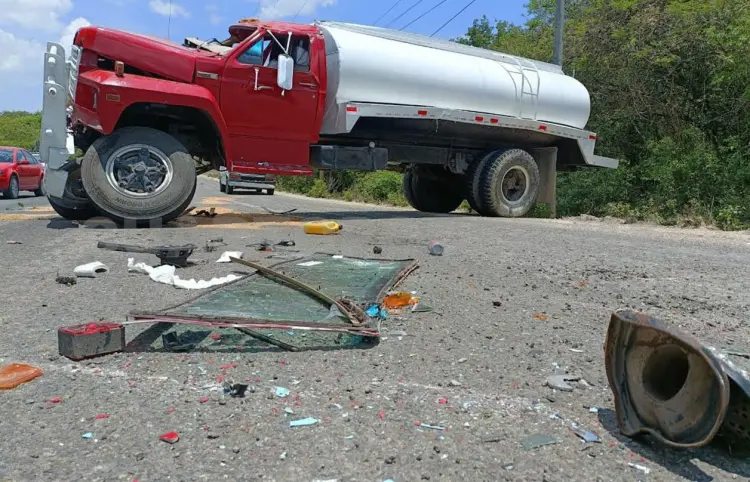 Aparatosa volcadura de pipa en carretera