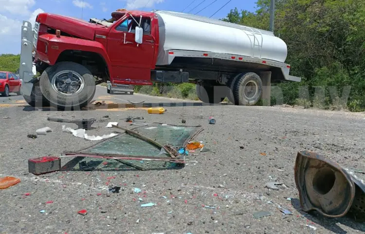 Aparatosa volcadura de pipa en carretera