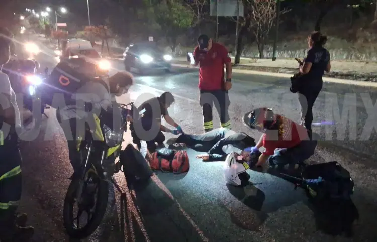 Motociclista derrapa en libramiento; queda grave