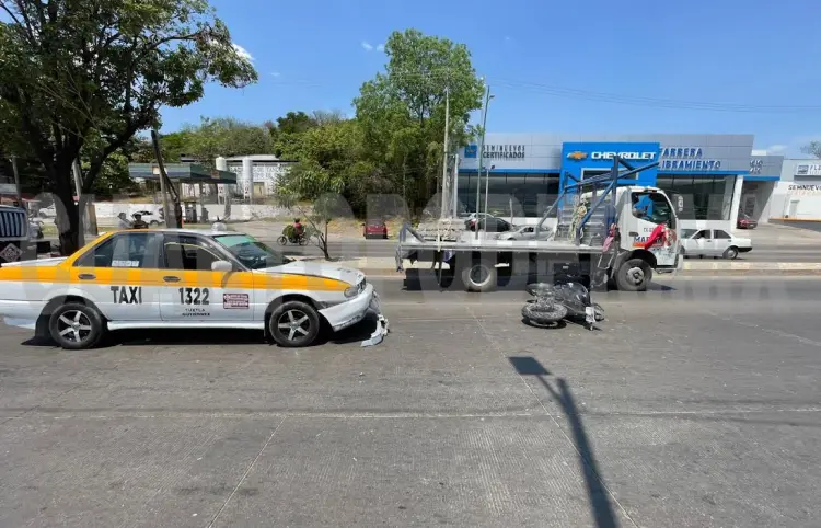 Embiste taxista a motociclista y lo hace "volar"