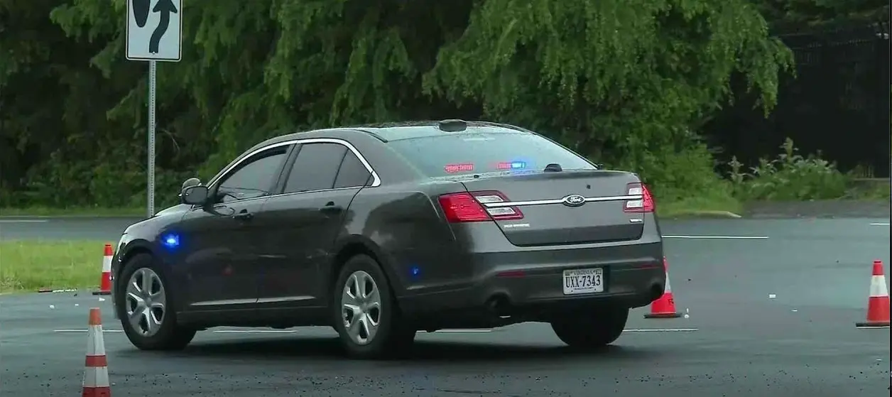 Balean a una mujer que estrelló su auto en la CIA