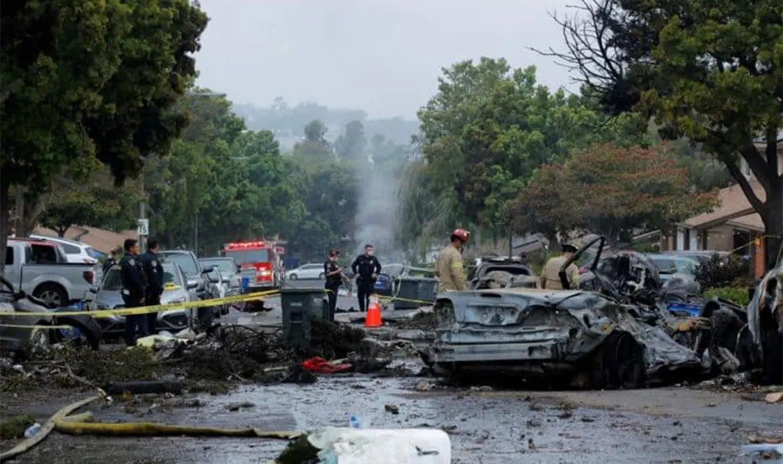 Avioneta se estrella en vecindario