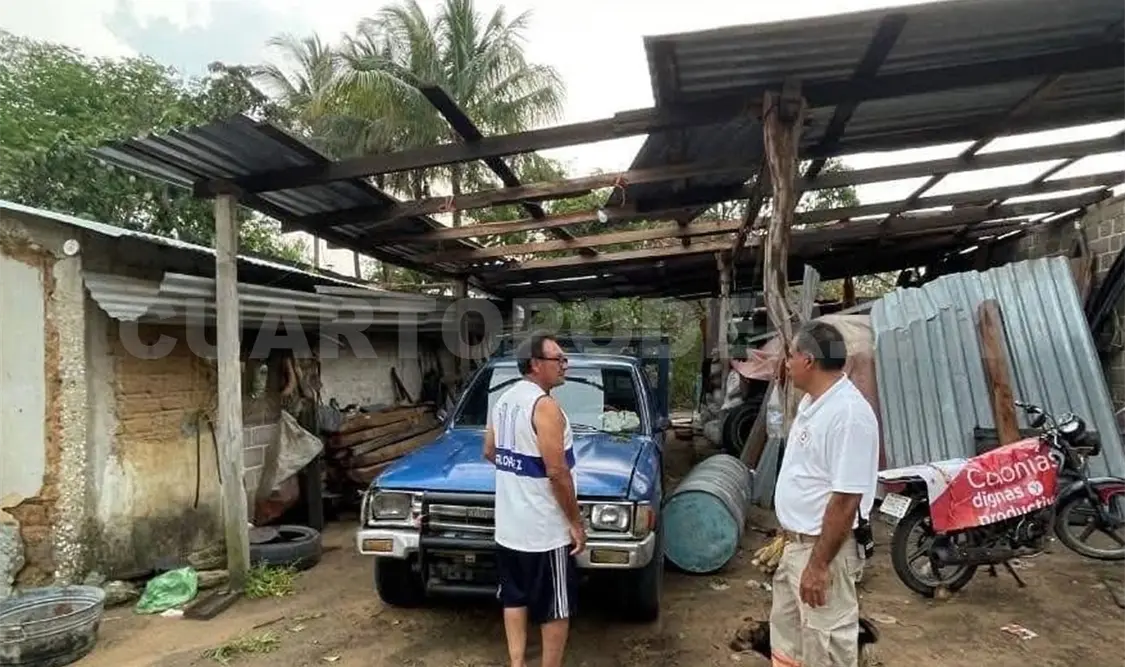 Protección Civil recibió el reporte de varias viviendas con el techado desprendido. Osman Toledo / CP