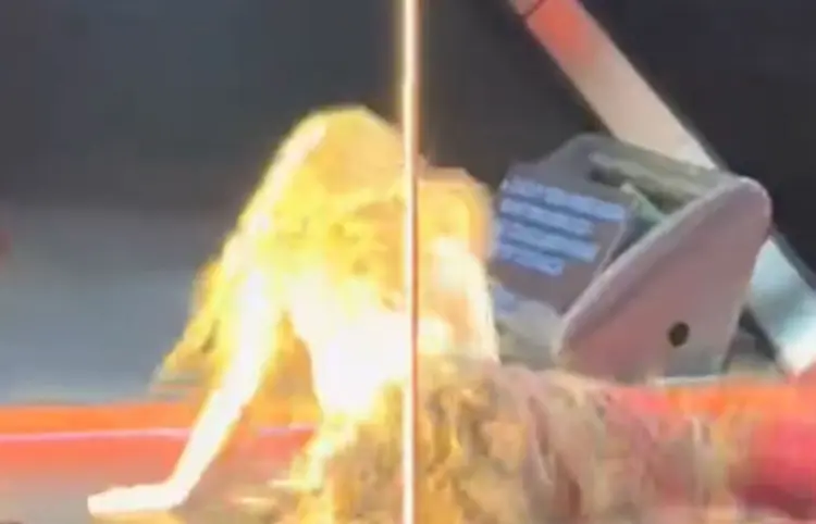 Shakira sufre caída en pleno concierto