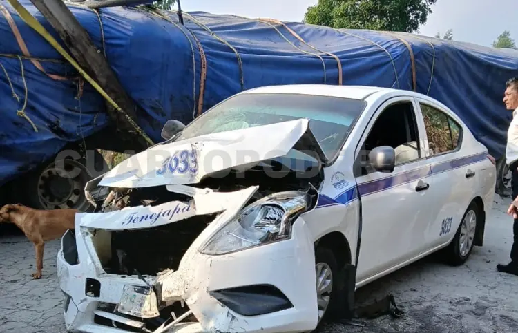 Tráiler al parecer se queda sin frenos e impacta a un taxi