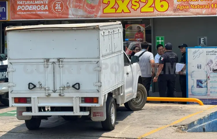 Amaga a los empleados y atraca un OXXO