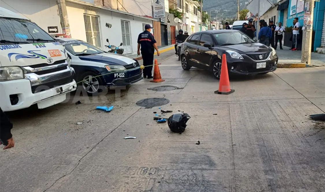 El transporte público trató de ganar el paso y se llevó de “corbata” al motorista. Juan Orel / CP