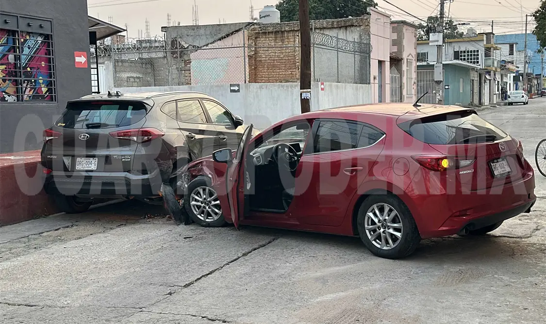 Colisiona auto contra una SUV estacionada