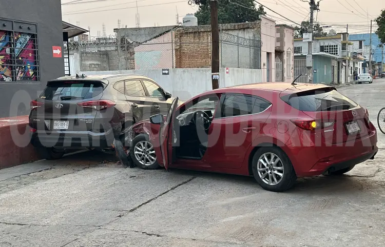 Colisiona auto contra una SUV estacionada