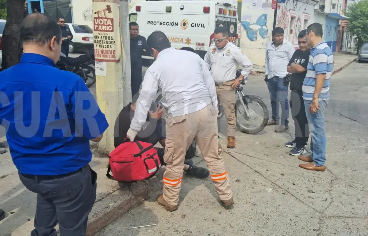 Tiran a un motociclista en el barrio San Roque