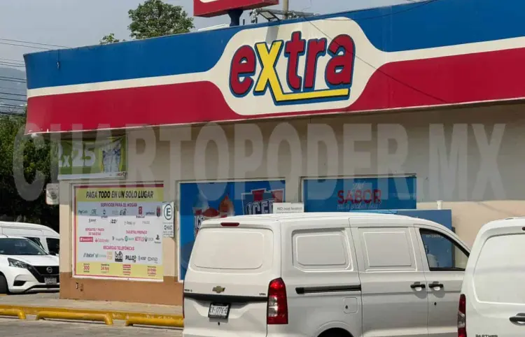 Vacían tienda con ayuda de dos camiones